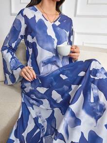 Yasmyna 女式撞色 V 领喇叭袖荷叶边下摆休闲宽松阿拉伯风格连衣裙 - 藍色 - 查看 4