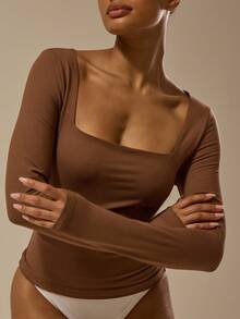 MUSERA ESSENTIALS 方领修身长袖柔软触感上衣，基础款太妃糖色，优雅百搭，性感秋季必备，柔软触感，春夏假日皆宜。 - 棕色 - 查看 2