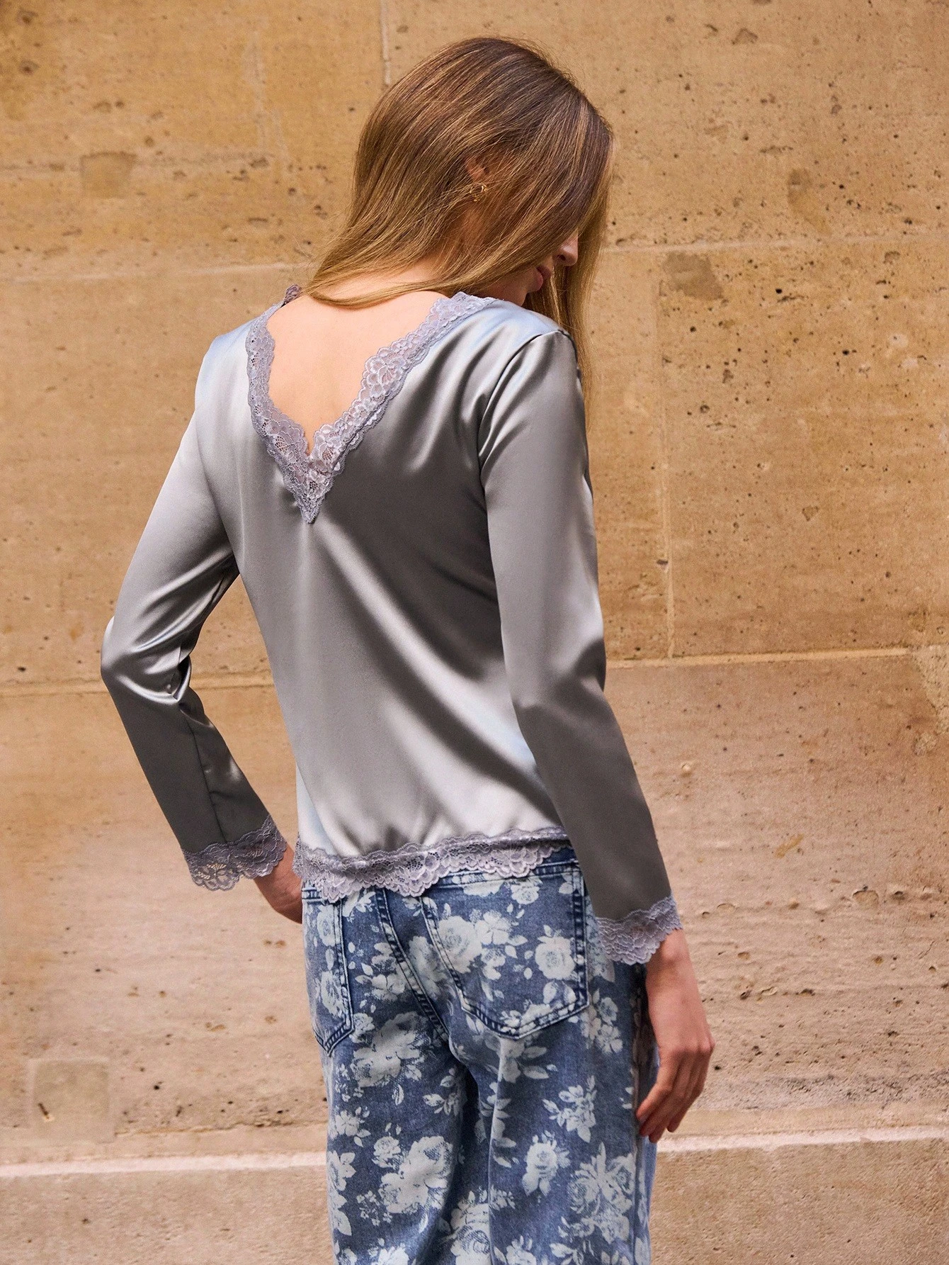 Top Manga Longa Decote V e Costas em Cetim Cinza com Detalhe de Renda, Top para Sair no Outono, Inverno, Primavera e Verão