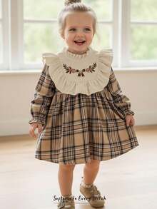 Cozy Pixies Vestido a cuadros de manga larga con cuello redondo, volantes en el bajo, cintura con lazo y bordado floral en contraste de color para niña bebé