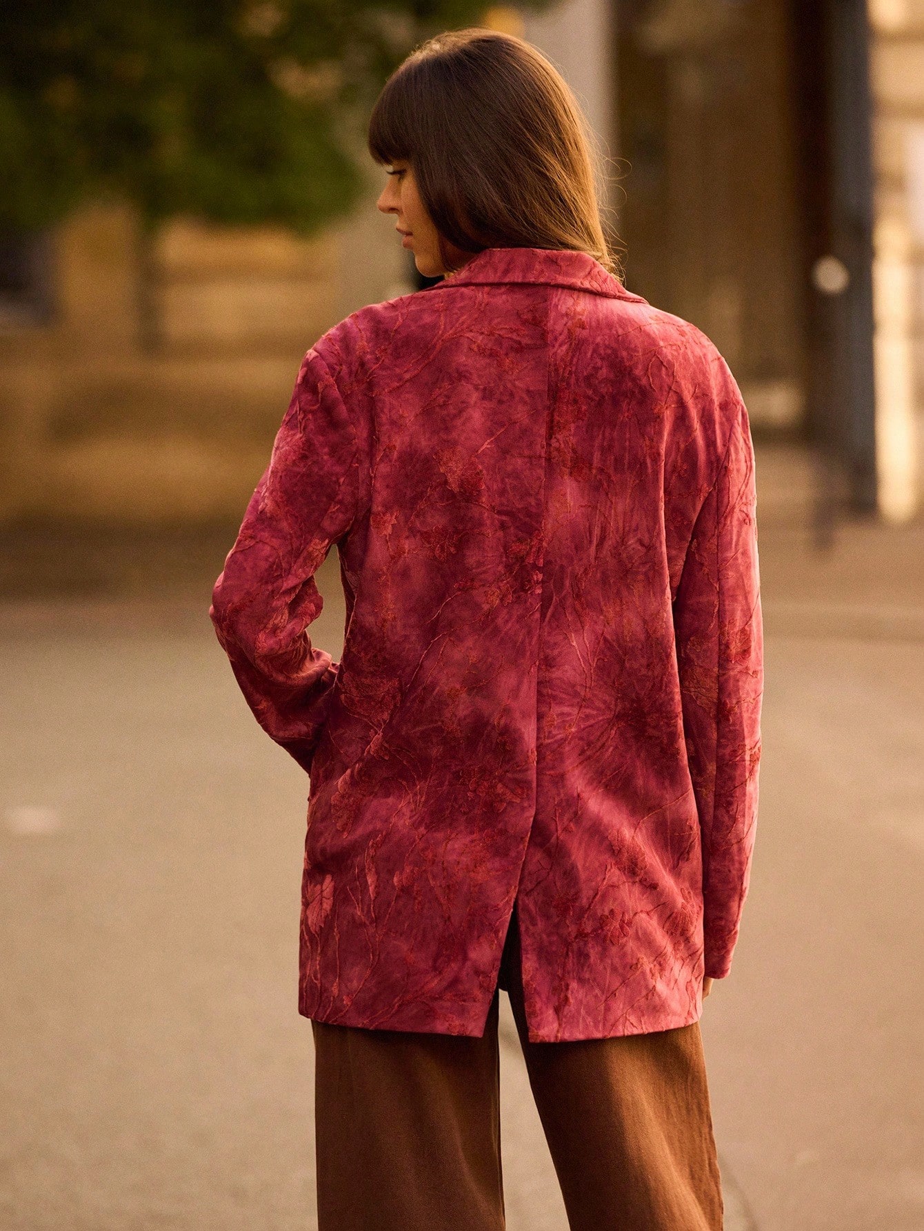 オーバーサイズ テクスチャード バーガンディ フローラル ブレザー 前ポケット付き 秋冬レディースファッション