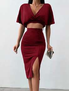 EURMUSE Ensemble 2 pièces pour femmes avec Top à col V profond et manches courtes, et jupe fendue à ourlet - Rouge foncé - Voir 1