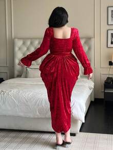 Flirla Vestido mini rojo de terciopelo brillante con diamantes, vestido de cóctel elegante de moda con pliegues en la cintura y abertura lateral, adecuado para fiestas de Navidad, ocasiones formales y citas - Rojo - Ver 2