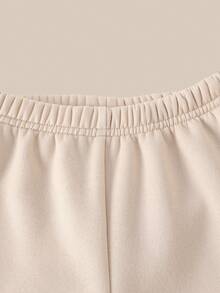 SHEIN Explorewe 2 Pieces Set Of Autumn/Winter Sweatshirts For Little Girls. The Set Includes A Casual And Simple Long-Sleeved Crew-Neck Top With Bowknot Ribbons And No Hood, And A Pair Of Bowknot Long Pants. It Is A Suit For Little Girls.