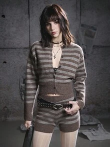 SHEIN Unity Phong cách thời trang thay thế Halloween, tiểu văn hóa mùa thu đông, áo croptop dài tay kẻ sọc cài cúc phía trước và quần short hai mảnh. - Cà phê nâu - Xem 1