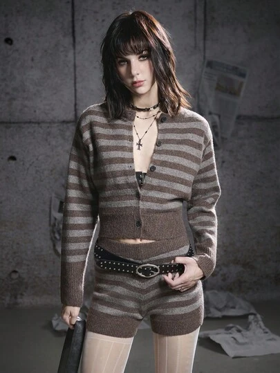  Conjunto de dos piezas de top corto de manga larga a rayas y pantalones cortos, estilo alternativo de moda de Halloween, subcultura, otoño e invierno, Bloopia