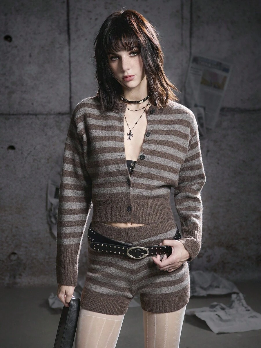 SHEIN Unity Phong cách thời trang thay thế Halloween, tiểu văn hóa mùa thu đông, áo croptop dài tay kẻ sọc cài cúc phía trước và quần short hai mảnh. - Cà phê nâu - Xem 1