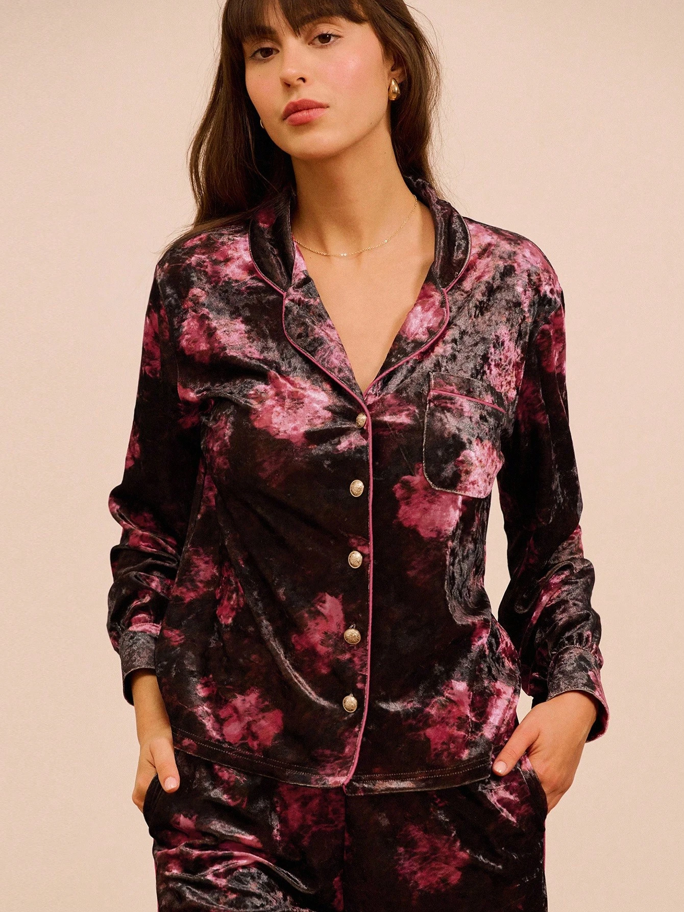 Samtbluse mit Blumenmuster, Kontrastpaspeln und goldfarbenen Knöpfen, Herbstmode für Frauen, Herbst-/Winteroutfits für Frauen