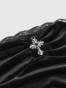ROMWE Gothic Style Velvet Pleated Lace & Metal Cross Pendant Cropped Top - Black - View 3