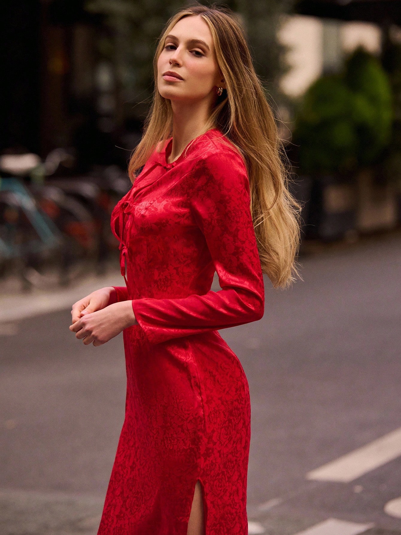 Robe mi-longue en satin avec jacquard floral, détail de triple nœud à l'avant. Vêtements élégants pour occasions automne/hiver pour femmes