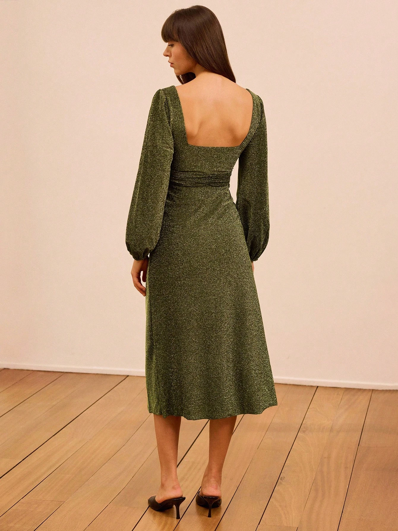 Vestido midi de manga larga de punto con lurex metálico con detalle de giro en el pecho para fiesta de otoño e invierno