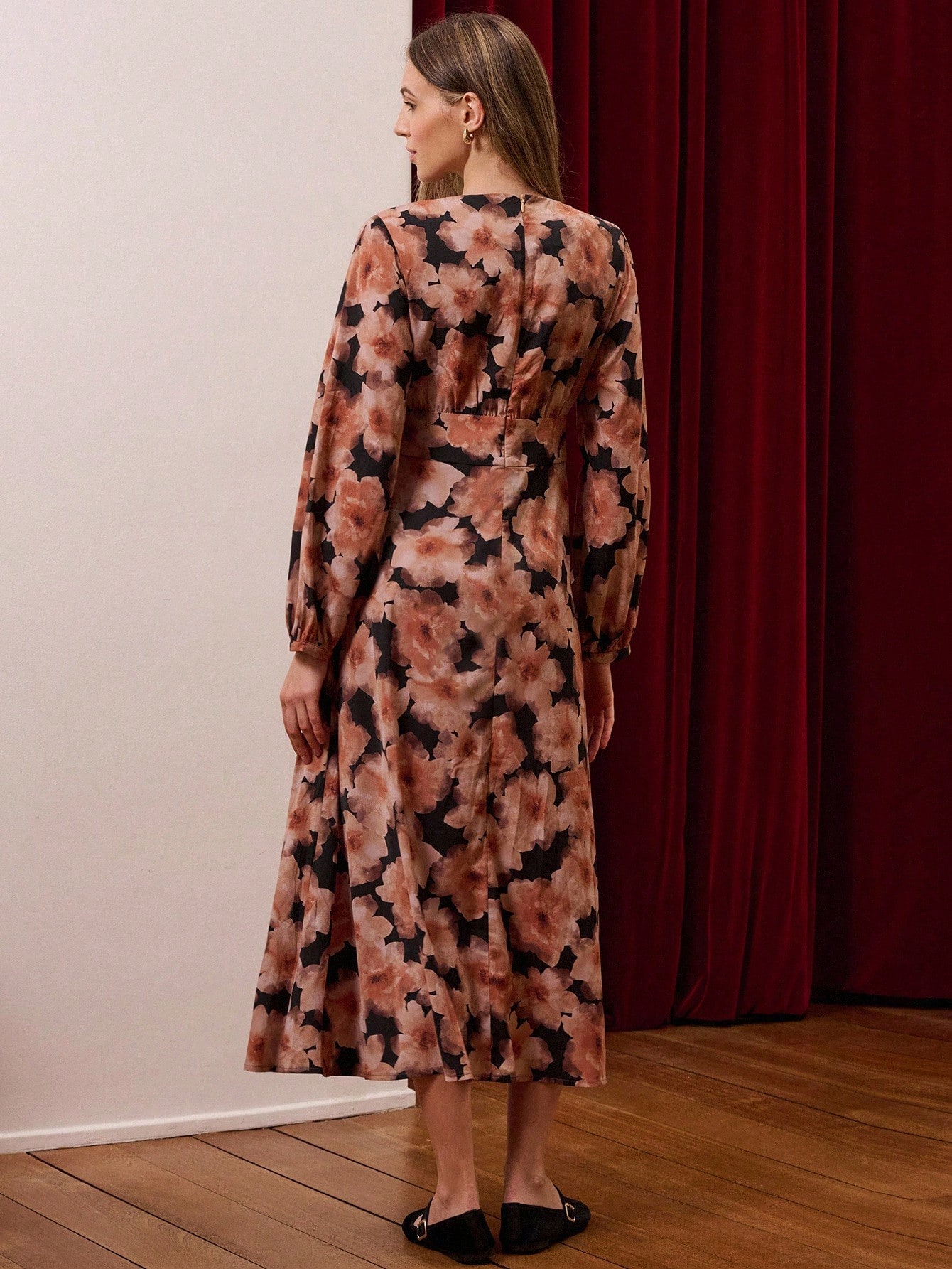 Robe longue à imprimé floral, décolleté en V profond et manches longues. Vêtements pour femmes pour l'automne et l'hiver