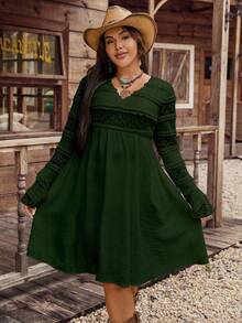 SHEIN LilyWest 大码女式优雅V领度假长袖蕾丝拼接舒适连衣裙，春夏 - 軍綠色 - 查看 5