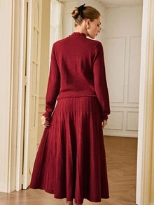 Aveloria Rosie 勃艮第流苏金属纽扣开衫和褶皱 A 字中长裙两件套，优雅百搭的女士针织毛衣套装，秋冬、圣诞节、新年 - 紅色 - 查看 2