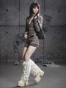 SHEIN Unity Phong cách thời trang thay thế Halloween, tiểu văn hóa mùa thu đông, áo croptop dài tay kẻ sọc cài cúc phía trước và quần short hai mảnh. - Cà phê nâu - Xem 4