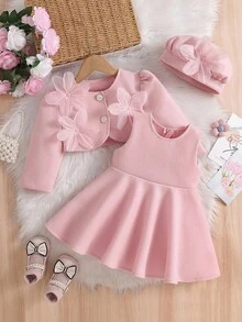 SHEIN 女婴纯色短款碎花外套、A字连衣裙及配套贝雷帽三件套。采用3D立体碎花装饰，优雅可爱。A字版型适合各种宝宝体型。无论是外出、玩耍还是拍照，都能让您的小公主闪耀全场。 - 粉色 - 查看 1