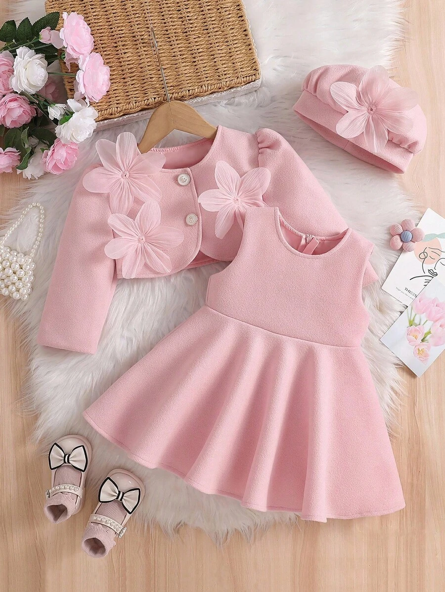 SHEIN 女婴纯色短款碎花外套、A字连衣裙及配套贝雷帽三件套。采用3D立体碎花装饰,优雅可爱。A字版型适合各种宝宝体型。无论是外出、玩耍还是拍照,都能让您的小公主闪耀全场。 - 粉色 - 查看 1