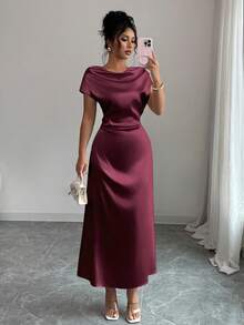 عنابي اللون