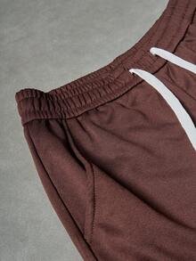 Manfinity Hypemode Herren Jogginghose in weiter Passform mit Kordelzug in der Taille und schrägen Taschen