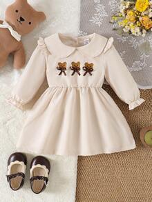 SHEIN 1 pieza Vestido beige dulce para niñas con cuello oversize, decoración de oso y lazo, vestido de princesa de manga larga, otoño/invierno