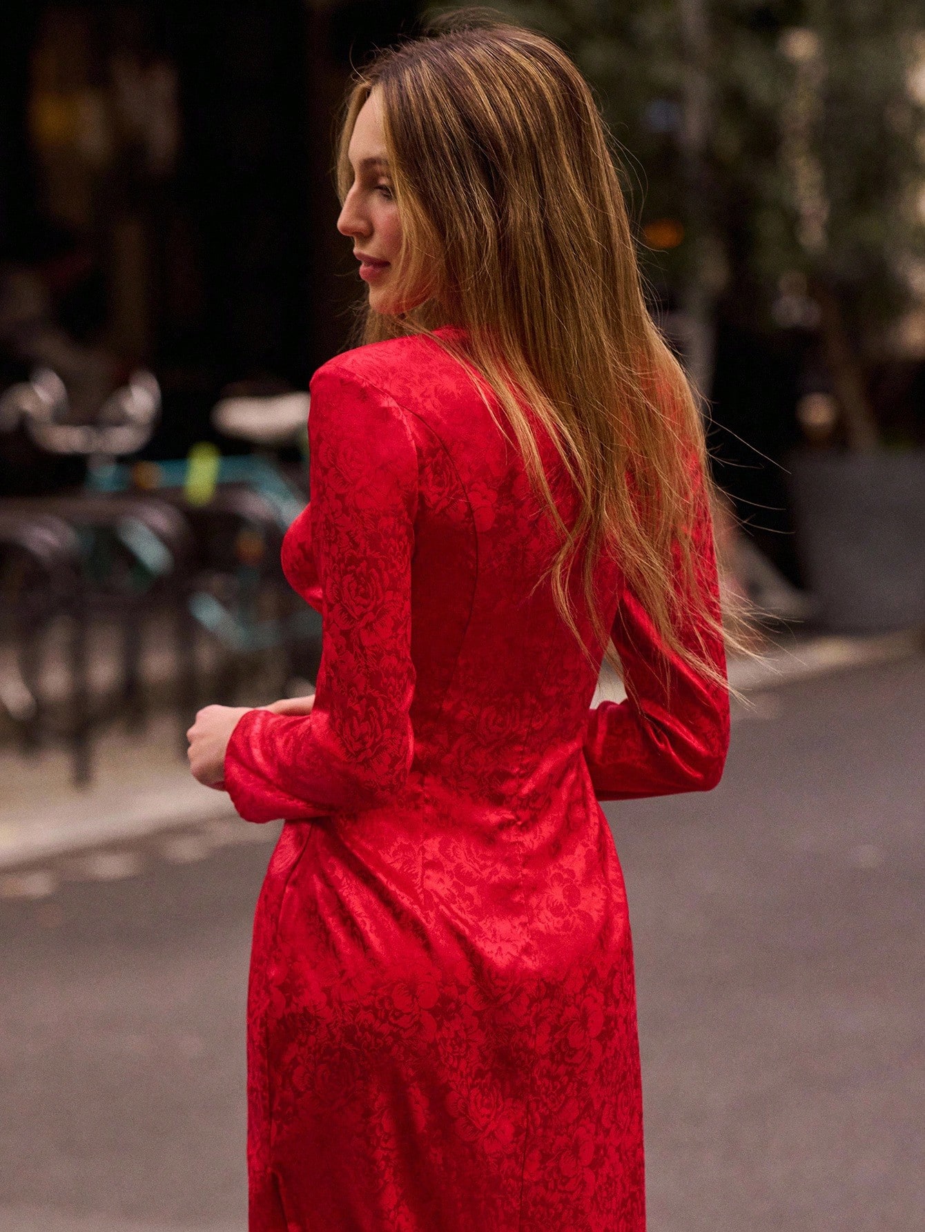 Robe mi-longue en satin avec jacquard floral, détail de triple nœud à l'avant. Vêtements élégants pour occasions automne/hiver pour femmes