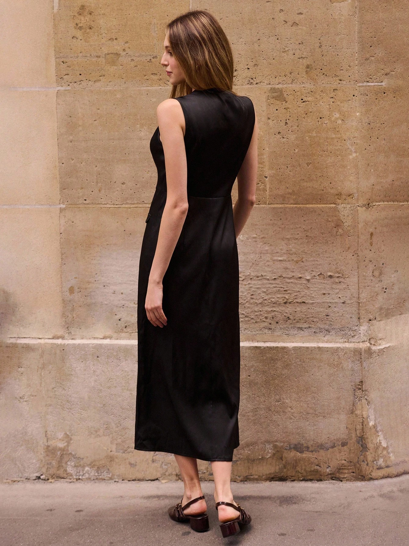 Dopasowana czarna sukienka maxi z głębokim kołnierzem z klapami, dopasowanym gorsetem i ozdobnym zapięciem na guziki z przodu. Jesienna sukienka damska.