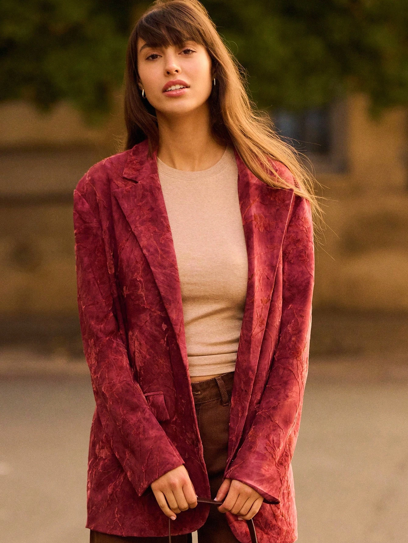 オーバーサイズ テクスチャード バーガンディ フローラル ブレザー 前ポケット付き 秋冬レディースファッション