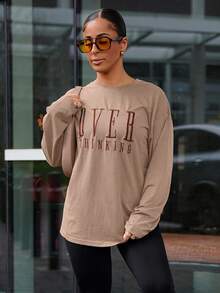 SAYEHFBABY Damen Grafik T-Shirts mit Buchstaben-Stickerei und Dropped Shoulder