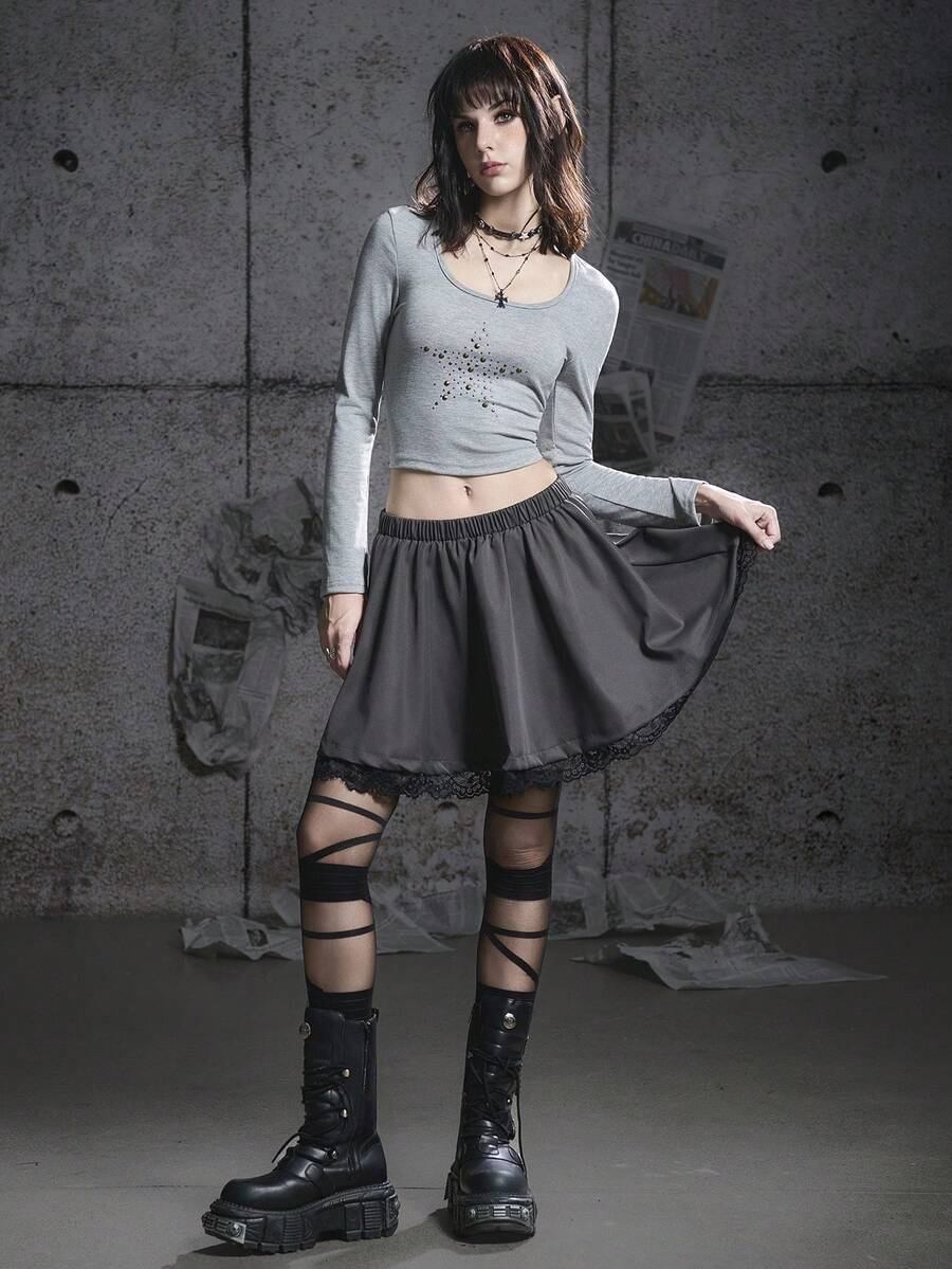 Bloopia Jupe pour femmes avec design rétro, doux, rebelle, kawaii, chic, polyvalent, décontracté, minimaliste pour l'automne/hiver et Halloween. Fabriquée dans un tissu rigide avec une bordure en dentelle naturelle et moelleuse sur l'ourlet - Gris - Voir 1