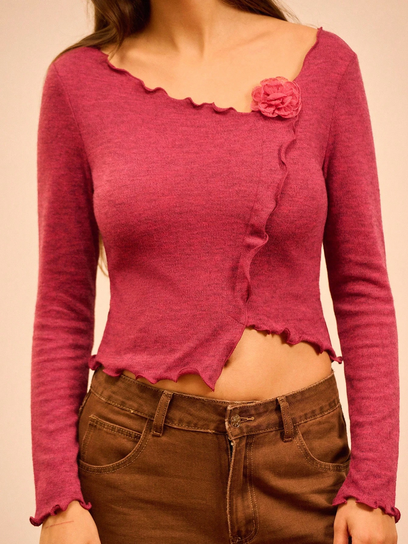 Maglia in maglia asimmetrica con bordi arricciati e dettaglio applicato a 3D a forma di rosa, colore bordeaux, adatta per l'autunno e l'inverno
