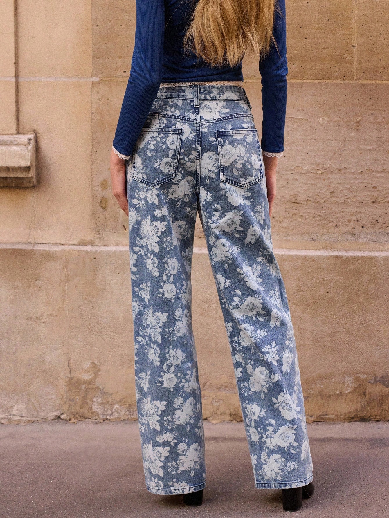 Jeans à taille haute et jambes évasées avec imprimé floral en denim. Vêtements d'automne pour femmes, tenues d'automne