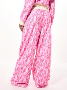 SUMWON WOMEN 超大粉色迷彩宽腿慢跑裤，带星星补丁，女士家居服，宽松休闲街头时尚下装 - 粉色 - 查看 3