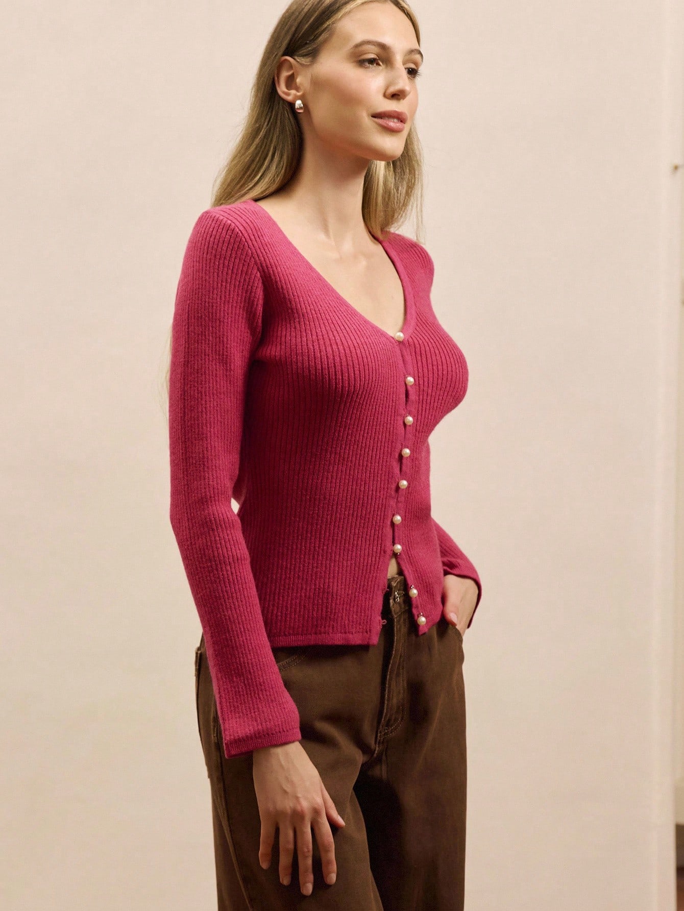 Cardigan aderente in maglia a costine rosa con bottoni in perla sul davanti, elegante per l'autunno e l'inverno