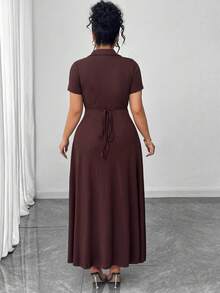 Elenzga Gaun Wanita Ukuran Besar Lengan Pendek Rajut Minimalis Kerah Polo Desain Kancing Pinggang yang Dikencangkan - Coklat - View 2