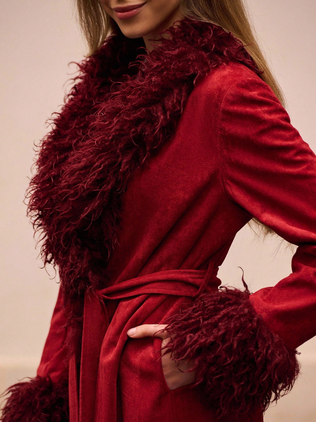 Ciemnoczerwony zamszowy płaszcz z paskiem, szerokim kołnierzem i mankietami obszytymi futrem Jesień Kobiety Jesień Kobiety Jesień Zima Premium Impreza Boże Narodzenie Nowy Rok Płaszcz