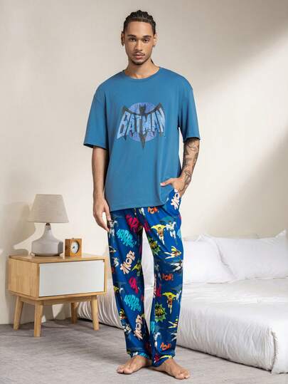 BATMAN X SHEIN Conjunto de ropa de estar en casa para hombres con camiseta de manga corta con estampado de letra y murciélago, y pantalones holgados de verano