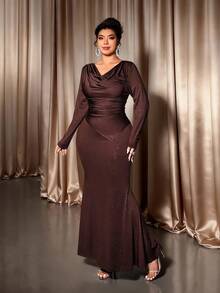 Allurite Setelan 2 Potong untuk Wanita Ukuran Plus, Elegan untuk Pesta, Atasan dengan Leher Berkerut, Bahu Asimetris, dan Hem Berlipit dengan Rok Model Duyung - Coklat - View 6