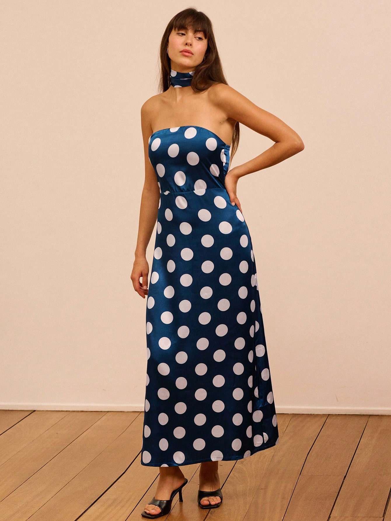 Langes trägerloses marineblau-seidenes Kleid mit Polka-Punkten, Herbstmode für Frauen im Herbst/Winter