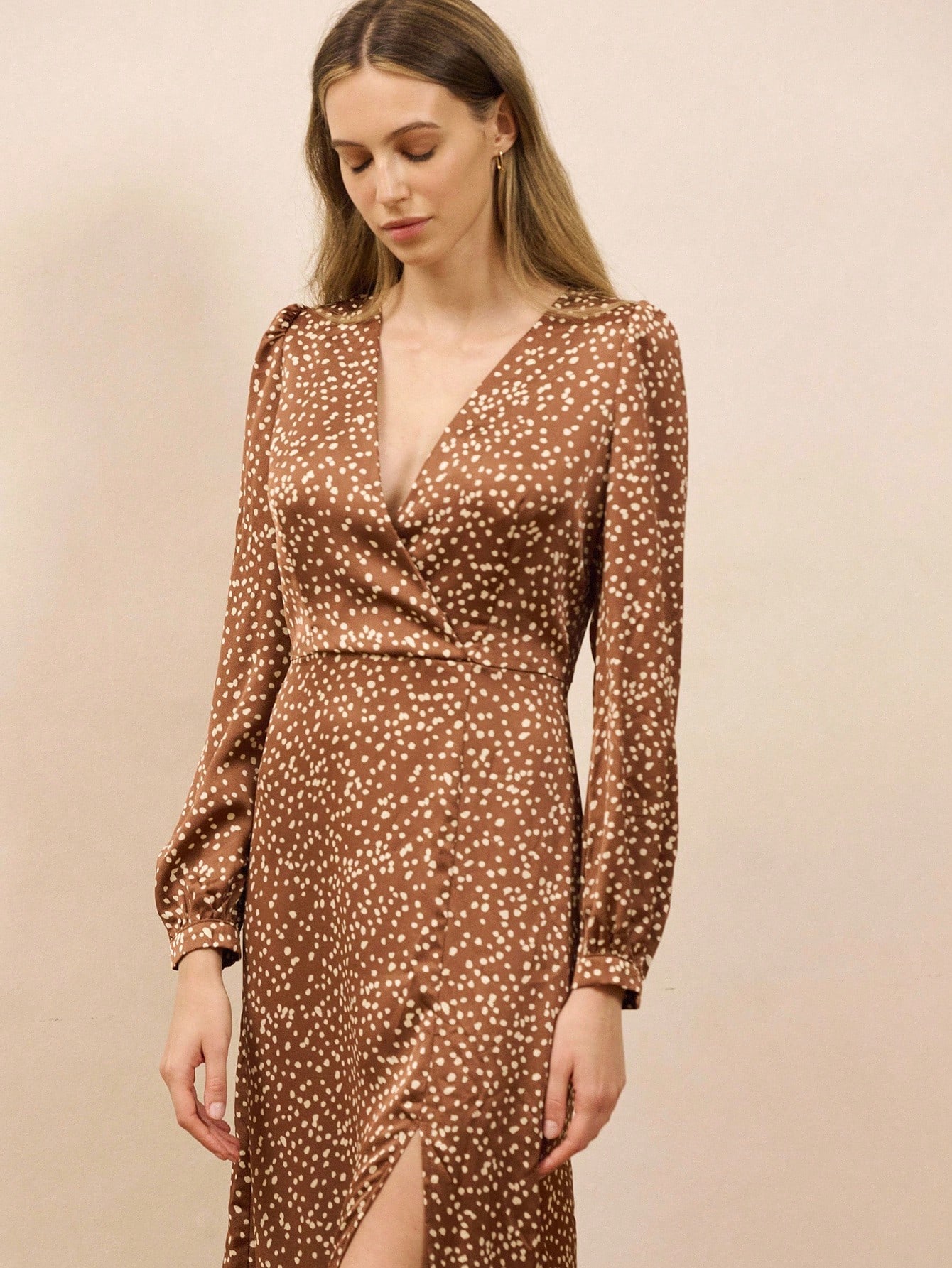 Brązowa sukienka maxi z nadrukiem zwierzęcym, dekoltem w serek, długim rękawem, kopertowym krojem i dopasowaną talią