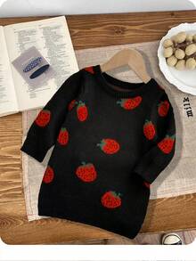SHEIN Đầm dệt kim dài tay cổ tròn họa tiết dâu tây cho bé gái, quần áo trẻ em họa tiết dâu tây, áo len cho bé gái, áo len họa tiết dâu tây cho bé, quần áo mùa thu đông cho bé gái. - Nhiều màu - Xem 2