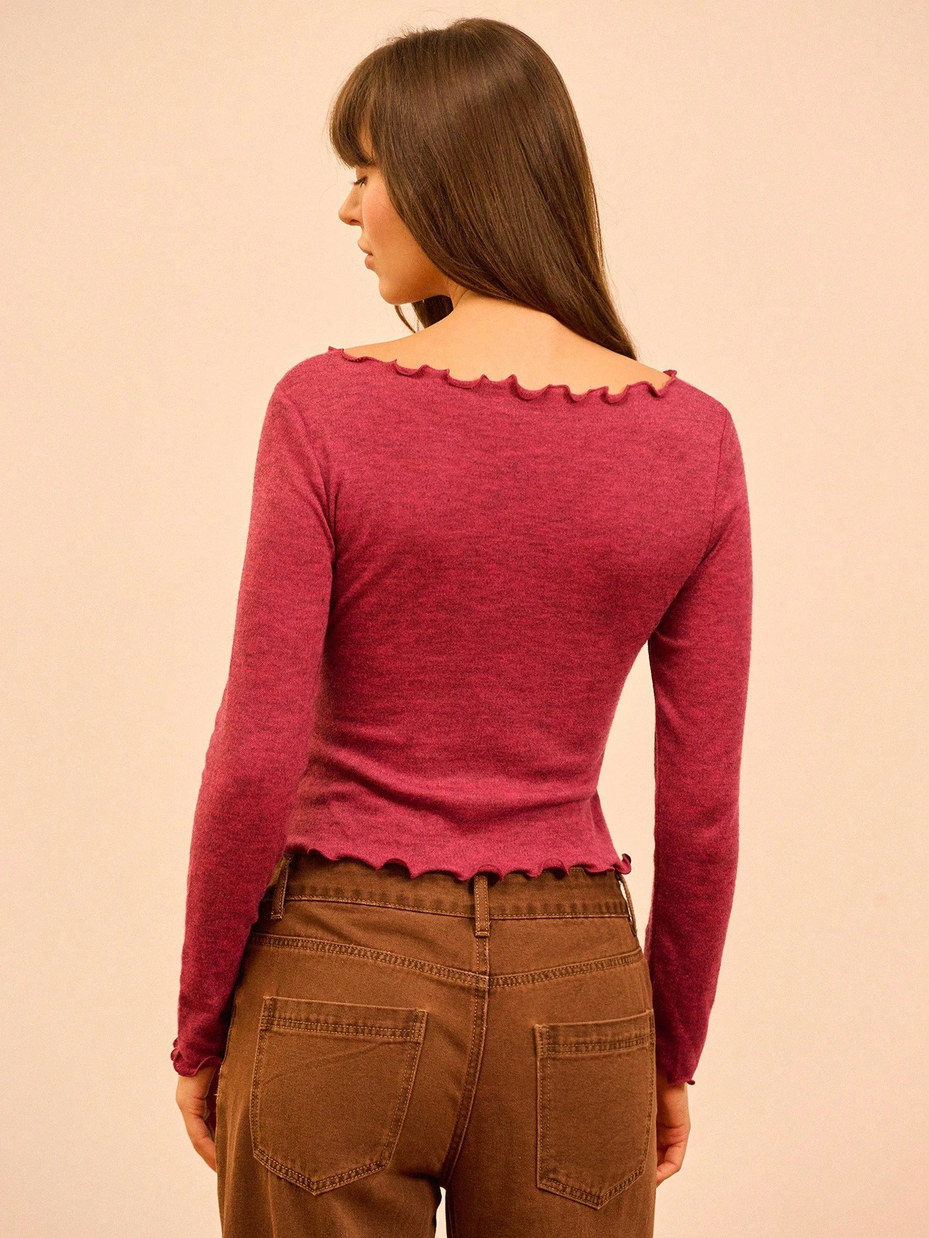 Maglia in maglia asimmetrica con bordi arricciati e dettaglio applicato a 3D a forma di rosa, colore bordeaux, adatta per l'autunno e l'inverno