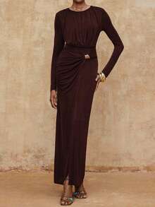 Lumalex VITNOS Herbst Winter Neuer Stil Hochwertiges elegantes braunes Strickkleid mit langen Ärmeln, plissierter Taille, goldenem Metallschnallendekoration und asymmetrischem Saum, Neuer Herbststil für Frauen, Gala-Nacht, modisch in diesem Herbst/Winter, elegantes Lässig-Outfit, Luxuskleid für Partys, Chic Herbst, Partylooks, Wochenendoutfit, Glamour-Kleid, Herbst-Winter-Arbeitsstil, zarte Romantik, verzauberte Romantik-Robe, Herbstparty-Kleid, drapiertes Kleid, Business-Lässig, Abschlussball-/Abiballkleid, geeignet für Dates, Ausgehen, Nachtleben, Hochzeiten, Urlaub, Geburtstag - Braun - Übersicht 3