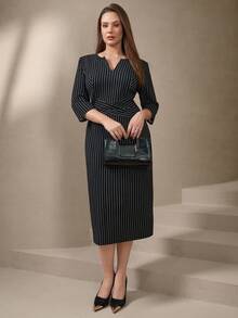 Chikora Sukienka damska plus size o średniej długości z wycięciem przy szyi, czarna, z rękawami 3/4, ołówkowa spódnica w czarno-białe paski, do kolan, z wycięciem przy kołnierzyku, elegancka, dopasowana sukienka do pracy, sukienka biurowa, minimalistyczna, dopasowana sukienka - Czarne i Białe - Zobacz 3