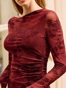 lacRébo 春季酒红色网纱修身上衣，饰有花卉镂空、侧边褶皱和不对称下摆，适合春季新年穿着，展现法式巴黎风情。 - 紅色 - 查看 5