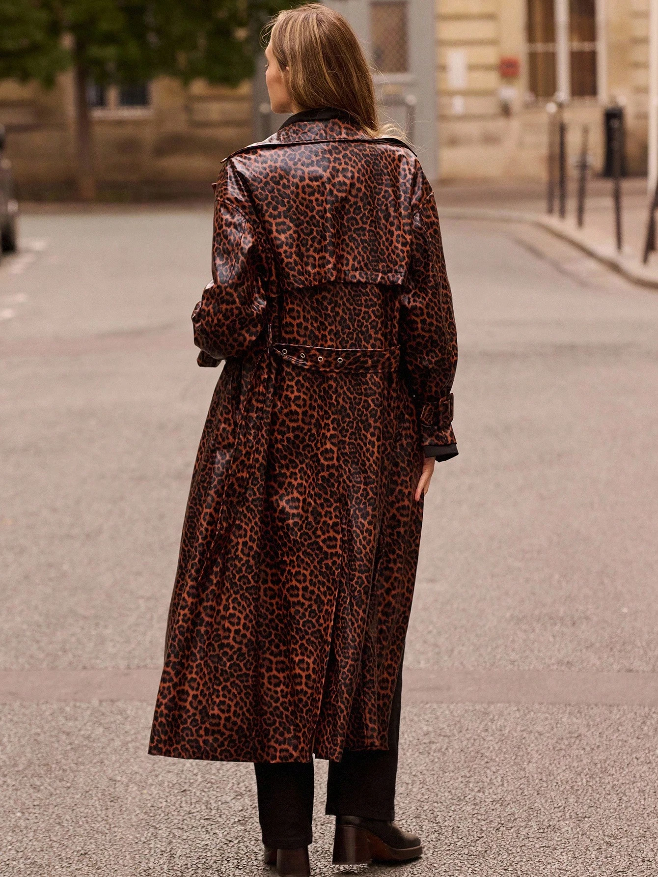 Cappotto lungo in vinile oversize con stampa leopardata e cintura, abbigliamento da donna per l'autunno e l'inverno