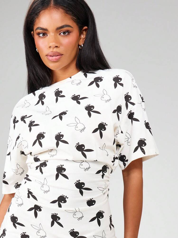 Missguided x Playboy Vestido camiseta mini con estampado oversize, cintura ceñida, fruncido lateral favorecedor, manga corta, para uso casual de primavera y verano