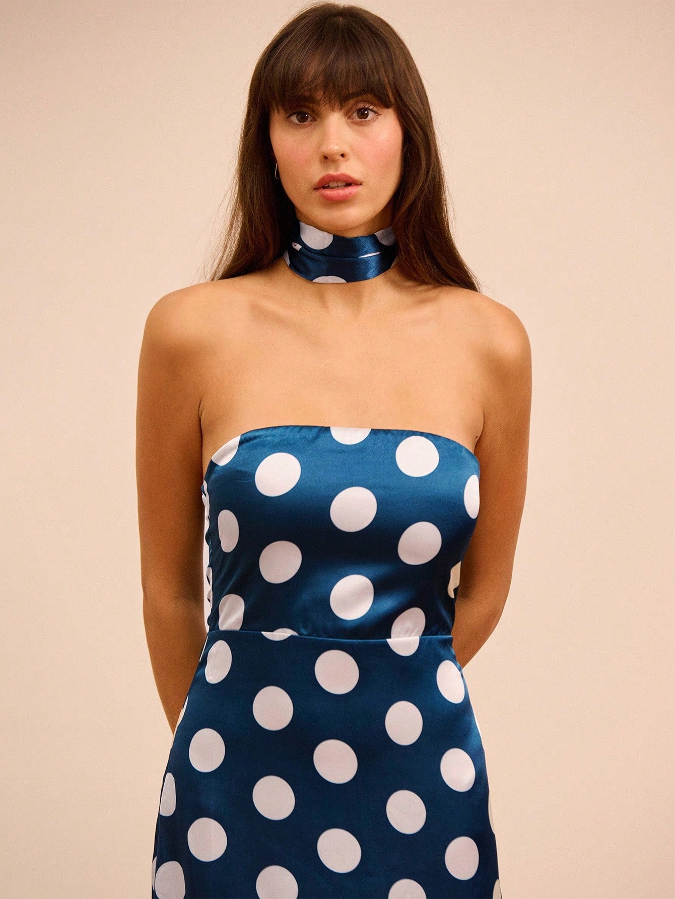 Langes trägerloses marineblau-seidenes Kleid mit Polka-Punkten, Herbstmode für Frauen im Herbst/Winter