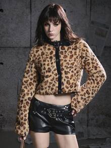 SHEIN Unity Bloopia 复古性感别致女式秋冬万圣节豹纹拼布 PU 装饰纽扣短款仿皮草夹克 - 杏色 - 查看 4