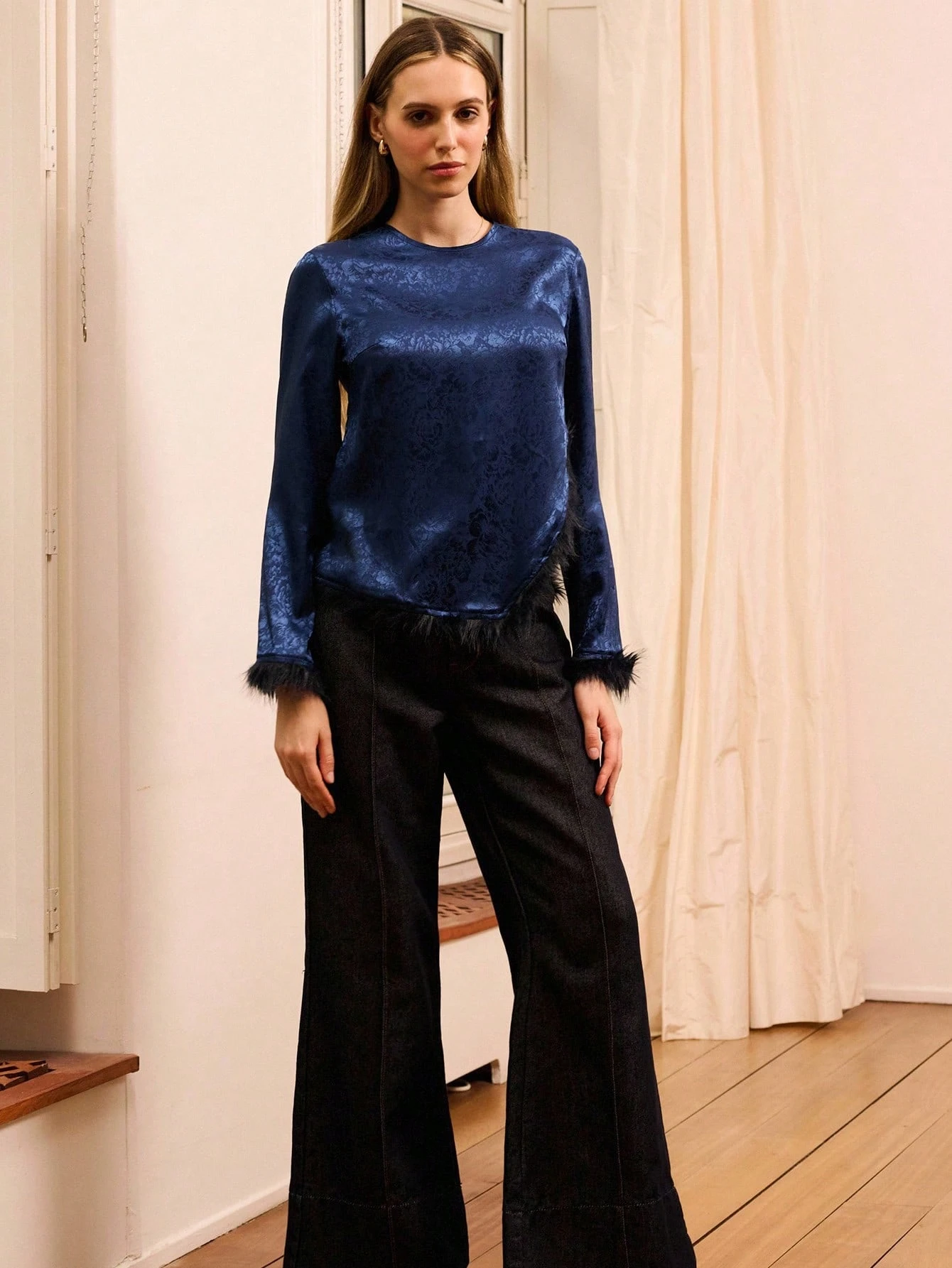 非対称ネイビーサテントップ、ジャガード柄、裾とカフにフェザートリミング、イブニング、秋冬、オフィス、ビジネスカジュアルトップ