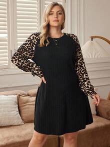 Rosumi Robe midi décontractée à col rond, manches raglan et côtes, avec imprimé léopard et patchwork, pour femmes grandes tailles - Multicolore - Voir 1